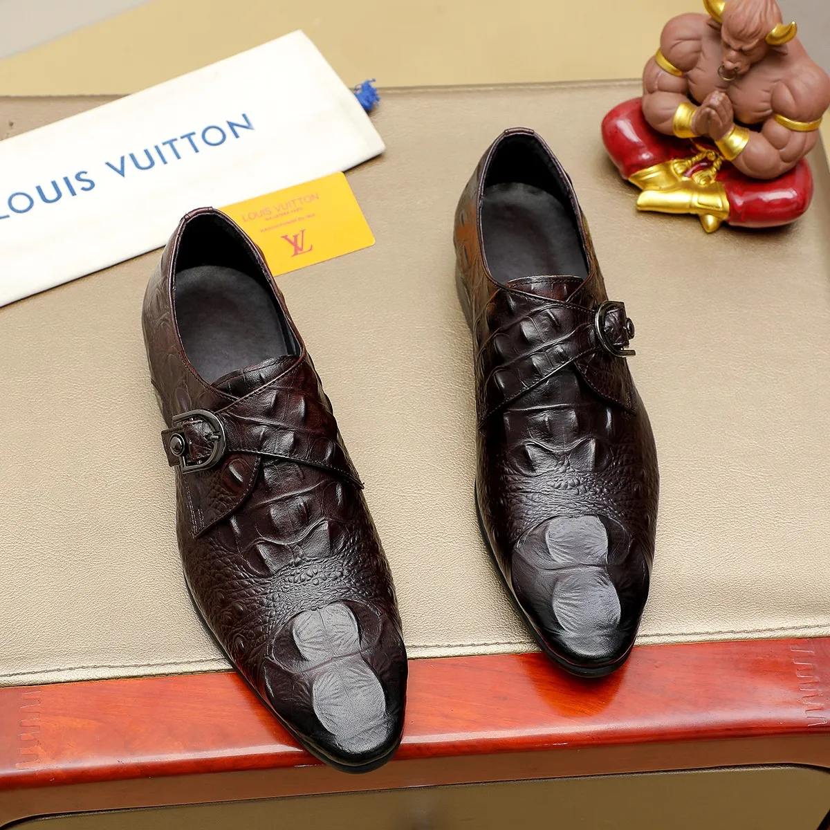 Men's shoes 💰560 💰 Louis Vuitton LV ® Autumn and Winter 🆕 models 🔛Full shoe counter First layer cowhide, 🐂Leather lined casual shoes for men, super soft outsole, a must-have for driving. Counter synchronization Original first layer cowhide Completely 1:1 mold customization 🌹Top version, 2 colors available! Number: 38-45 (37.46. Customized)
